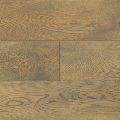 پارکت لمینت ونو HV-9504R با طرح چوب بلوط بژ–عسلی گرم، رگه‌ها و گره‌های طبیعی و شیارهای ظریف بین تایل‌ها؛ مناسب فضاهای نچرال و دکوراسیون مدرن گرم.